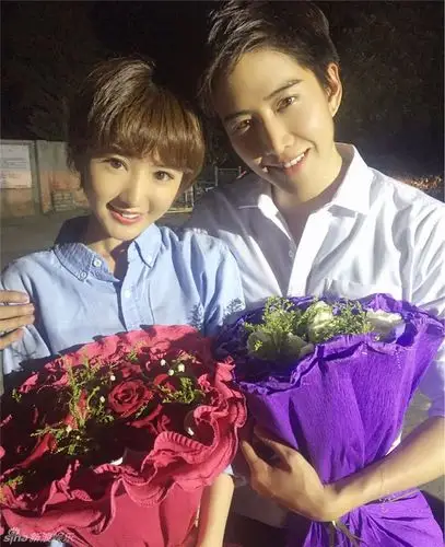 毛晓彤和泰国明星mike也曾经传出绯闻.