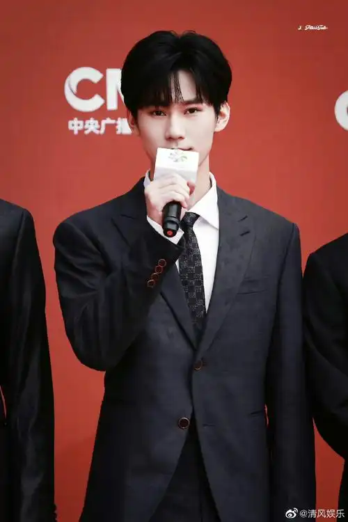 张真源北影节红毯生图#张真源北影节红毯饭拍,黑色西装造型好帅,一举