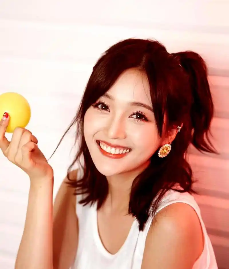 吴宣仪的笑容甜美可爱,让人感到特别治愈.