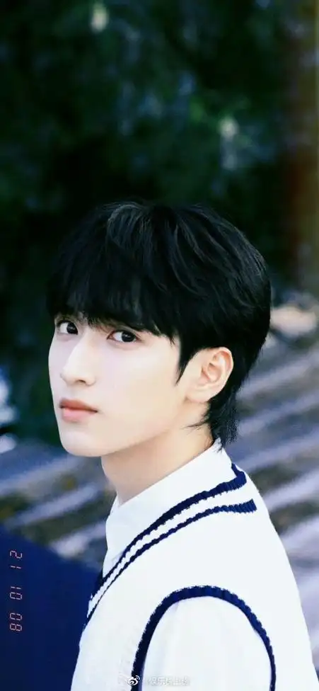 严浩翔十七锦年露锋芒##严浩翔执花白衣造型写真