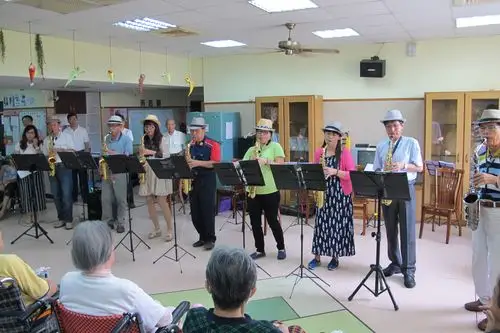 在轮番介绍过后,由萨克斯风乐团率先表演动听的曲目(淡水河边,亲情