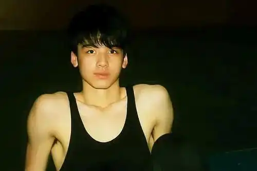 这个"军艺校草"火了!八块腹肌低音炮,又仙又美,比小鲜肉强!_刘迦