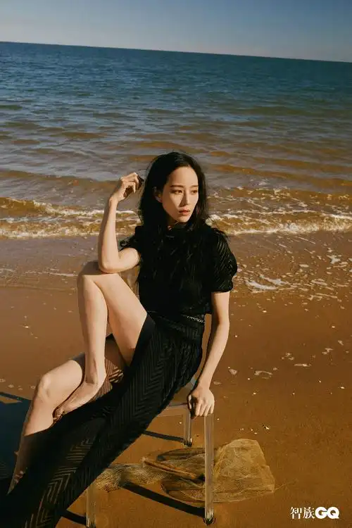 张钧甯反季节海边大片释出 穿黑色纱裙温柔又随性
