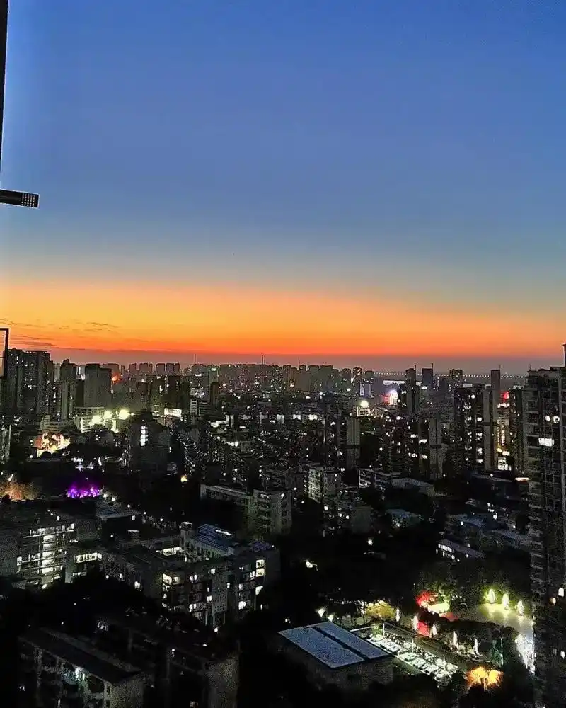 日落大道.日落时分,一家四口,车里放着梁博的日落大道,在落日 - 抖音