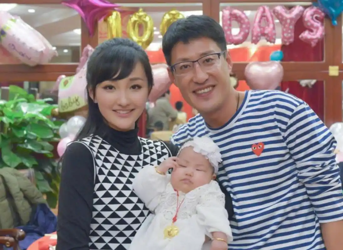 09年,于震将板凳扔向了怀孕的妻子,方柏霓被吓坏.