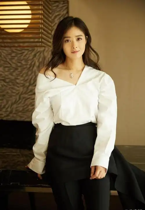 蒋欣最近的一组照片引发了广大粉丝的热议,不仅因为她以更为窈窕的