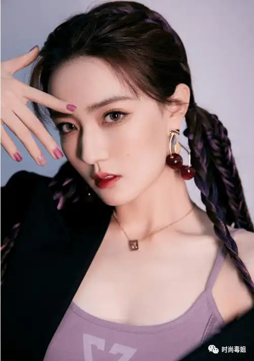 徐璐穿运动内衣秀小蛮腰穿着清凉太性感扎拳击辫酷帅十足