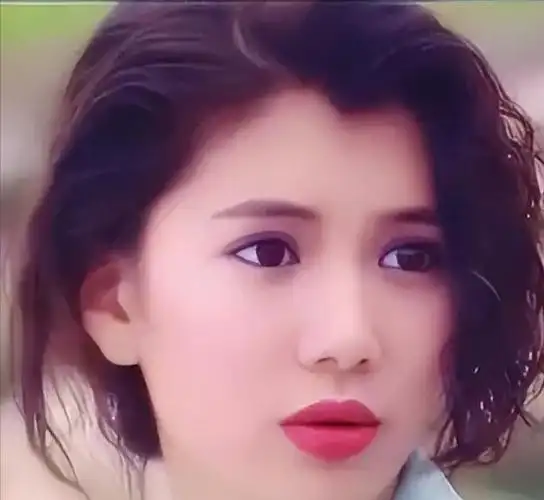 袁咏仪的事业成功离不开她那双漫画腿和高颜值,因此她得到了"靓靓"的