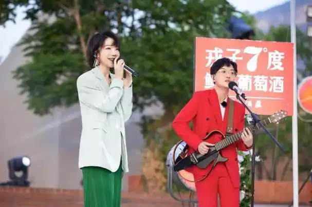 《中国婚礼》迎来00后婚礼 袁弘,张歆艺送别样礼物|伴娘团|真人秀