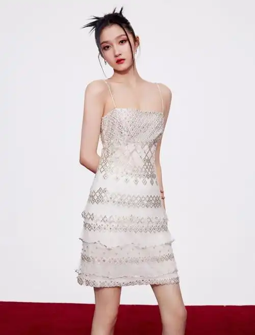 关晓彤917生日快乐##关晓彤25岁生日写真##关晓彤闪光吊带裙六宫耨