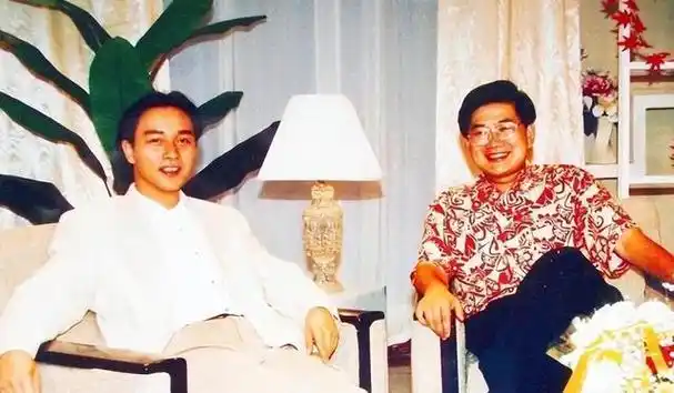 被迫吃"原味"大肠,台上台下"两副面孔",曹可凡的双面人生