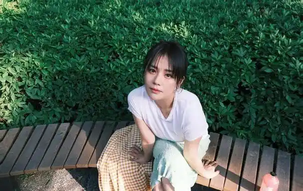 马思纯:清新面容背后的多面魅力,不拘一格的美丽演绎