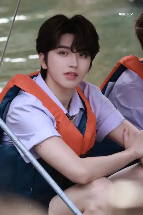 奔跑吧校服路透##奔跑吧蔡徐坤