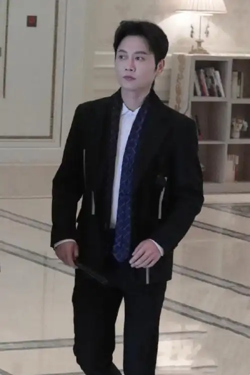 德云男团录制节目,栾云平穿蓝色格子西装出镜,真是"霸道总裁"