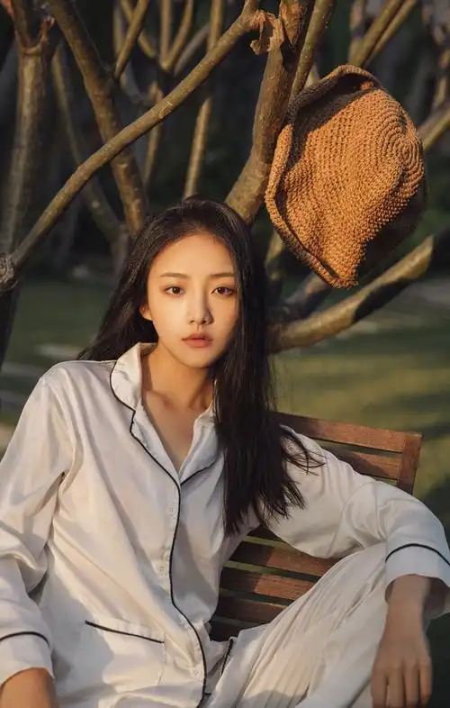 简介:吴佳怡简约随性写真图片,分享一组吴佳怡图片给大家,图中的明星