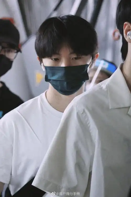 组图马嘉祺机场饭拍少年感满满穿白t恤搭黑色斜挎包简约帅气