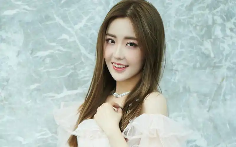 王艺瑾仙女纱裙写真桌面壁纸