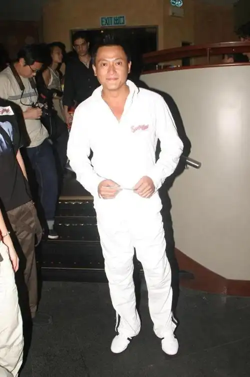 55岁魏骏杰2008年与细他20岁的内地女友张利华结婚,女方婚后多次被拍