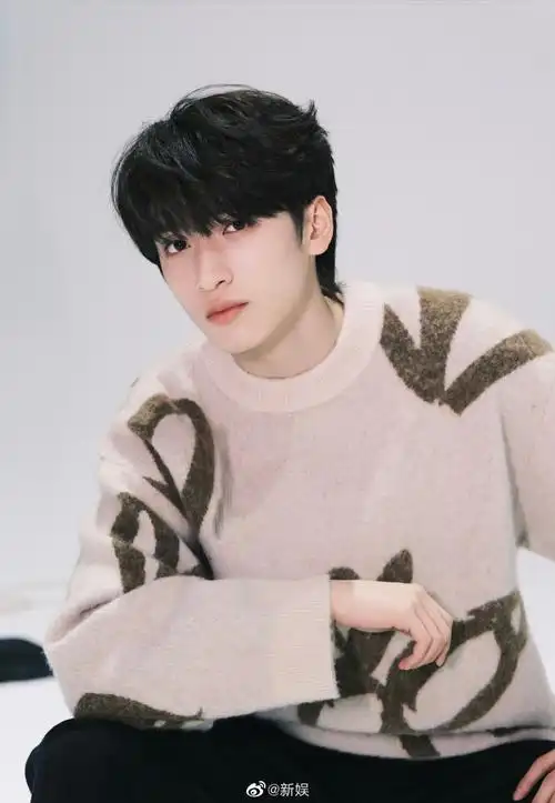 严浩翔说拍的时候我觉得自己每张都笑了#宝贝,你看看这些照片你信吗