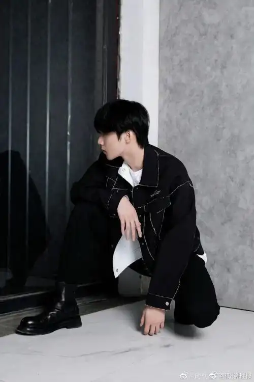 机车与帅气的吻文超级匹配,黑色套装造型酷帅十足!#刘耀文机车大片