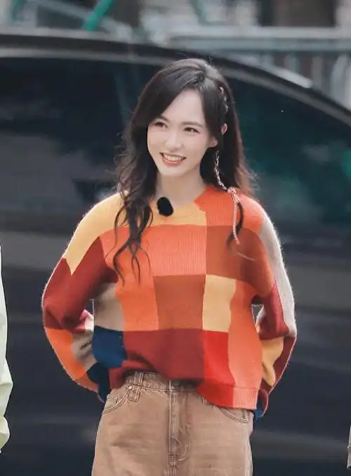 唐嫣状态更好了穿毛衣阔腿裤清丽可人同框小13岁关晓彤像妹妹