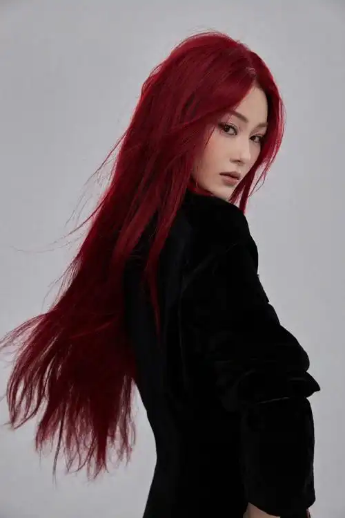 张馨予红发造型#张馨予近照眼神很犀利,满满的故事感