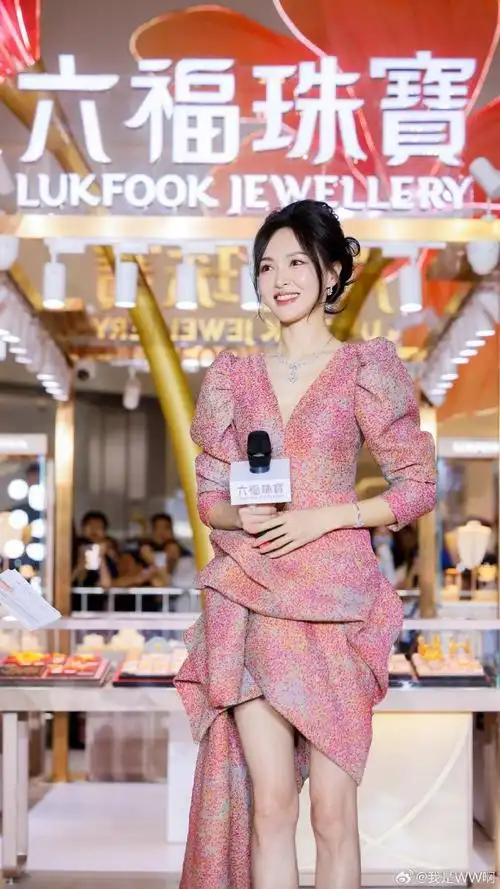 唐嫣今日出席六福北京发布会,镜头直拍,美的很高级,状态也很出色!