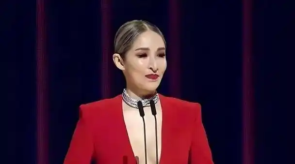 萧亚轩公布单身面容惹议论,身材暴瘦脸崎岖不平,称将再做手术