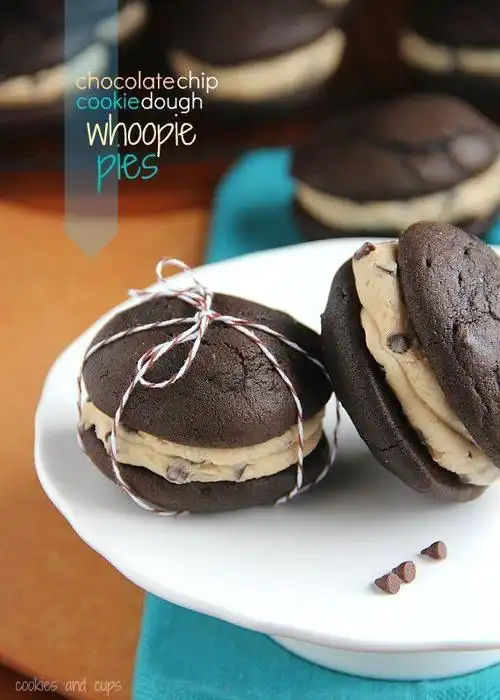 chocolate chip cookie dough whoopie pies from cookies and cups