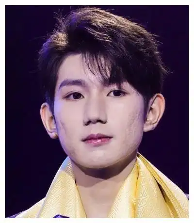 王源无滤镜下生图曝光,皮肤暗沉痘印多,还是你心目中的男神吗