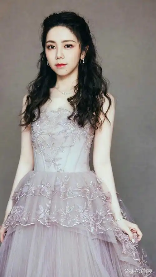 邓紫棋:颜值身材双担当 邓紫棋的五官精致,皮肤白皙,气质独特,简直就