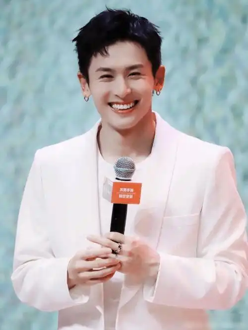 张哲瀚这几张笑容太放肆了粉丝我的快乐源泉