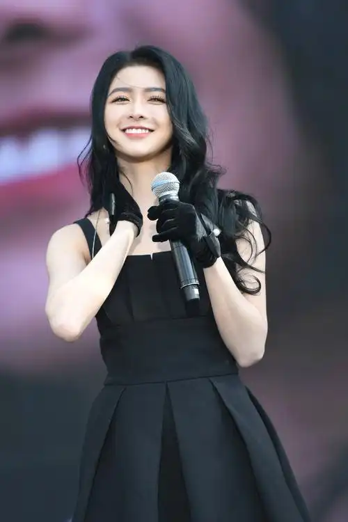 蔡卓宜精致似洋娃娃 烈日下登台献唱笑容甜美吸睛