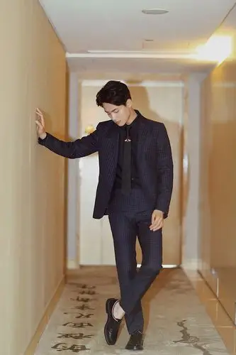 马天宇亮相上海电影节 西装小哥哥帅哭你