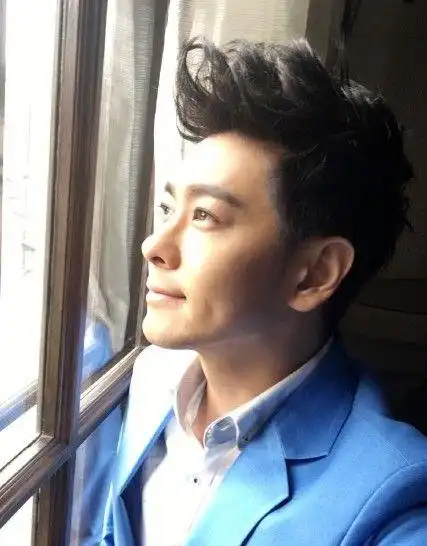 林志颖晒新照侧脸线条迷人