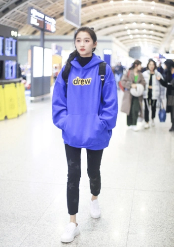 关晓彤也太会穿了!粉色卫衣搭小粉帽,紧身破洞裤都穿不满