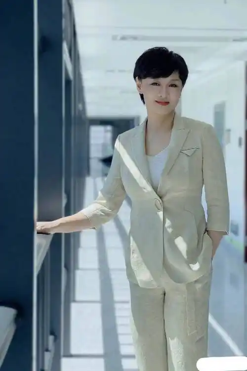 前央视女主持人李小萌否认家暴传闻,称阳康后撞墙,记忆直接断片_平台_