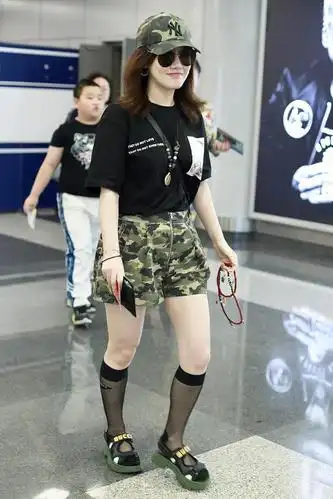 薛佳凝身穿迷彩装走机场,时髦帅气哪像40岁