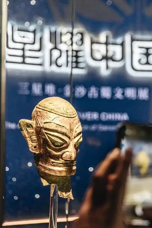 2021年出土于三星堆遗址八号祭祀坑首次公开亮相,以此作为展览序章(壹