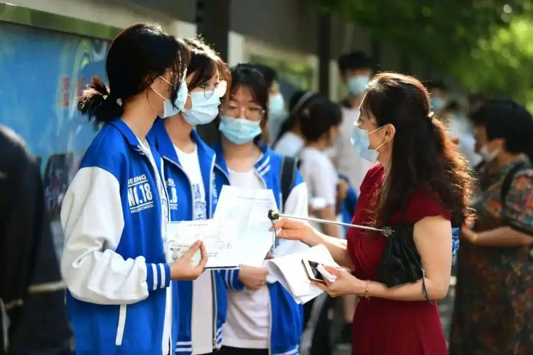 长剑在手,敢缚苍龙!多图直击北京高考现场