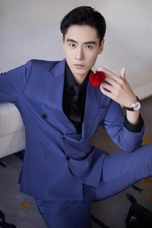 明星图片 大陆 男 胡一天 > 胡一天蓝色西装超帅写真图片(7/9)胡一天