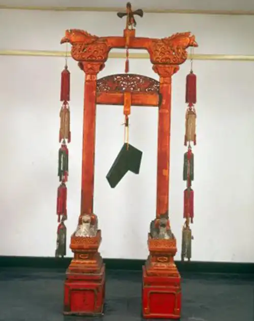 p>清碧玉特磬是清代的一件乐器.馆藏地点在北京故宫博物院. /p>