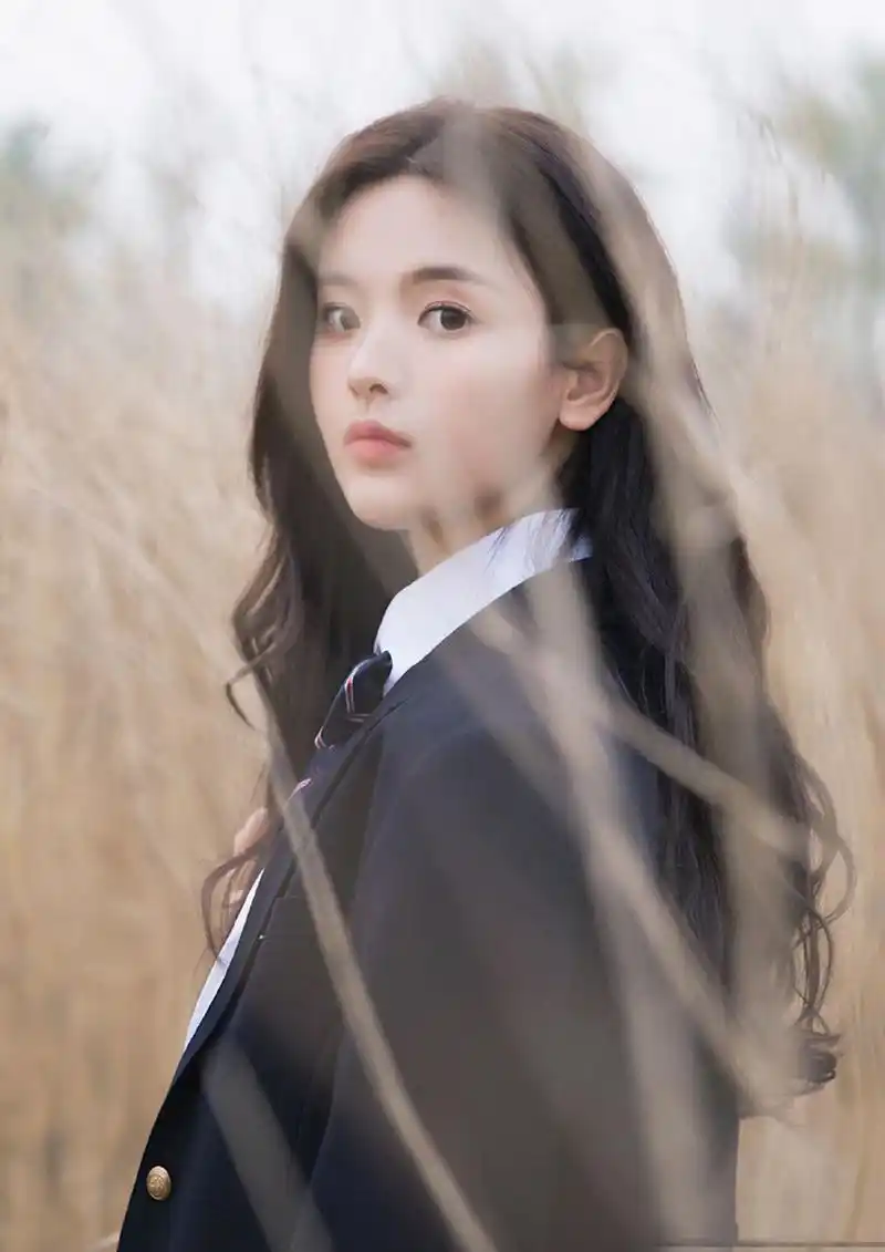 杨超越晒日系校服照,淡妆配波浪卷,化身学院风女孩