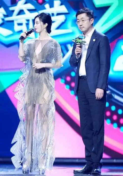 就服范冰冰的胆量穿肉色裙还要外搭条雨衣侧身像是能看到臀