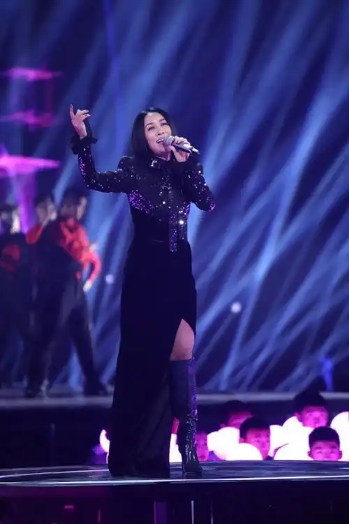 那英的虽然穿一身气场装,但这表情太随便,一点没有明星包袱