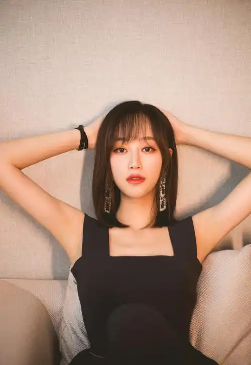 蓝盈莹短发搭出百变造型,"可盐可甜"超好看