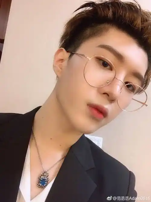 范丞丞自拍晒短发照,粉丝赶来狂刷心疼哥哥,叮嘱出门注意保暖