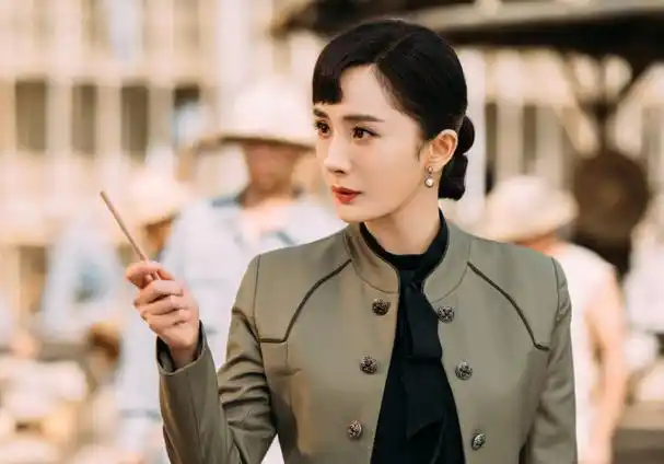 《筑梦情缘》中的杨幂真的好美呀,一套套漂亮的民国装很时尚啊