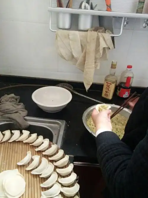 过年包饺子啦!看我家小美女多会包