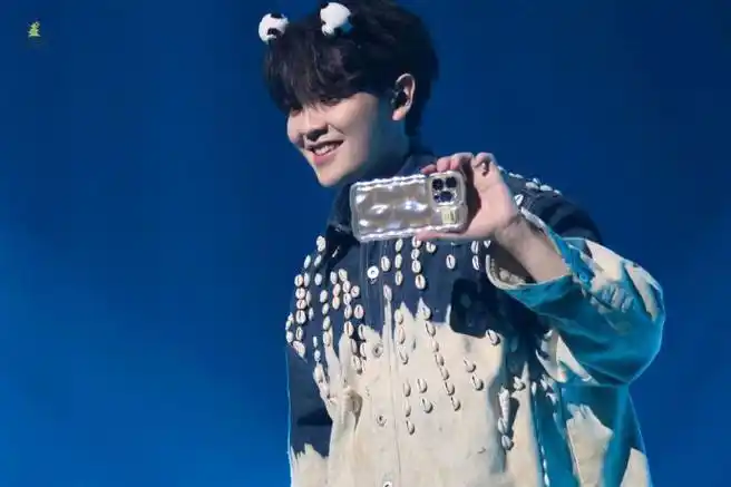 限定版熊猫发箍造型#@尤长靖昨晚成都演唱会戴熊猫发箍安可好可爱!